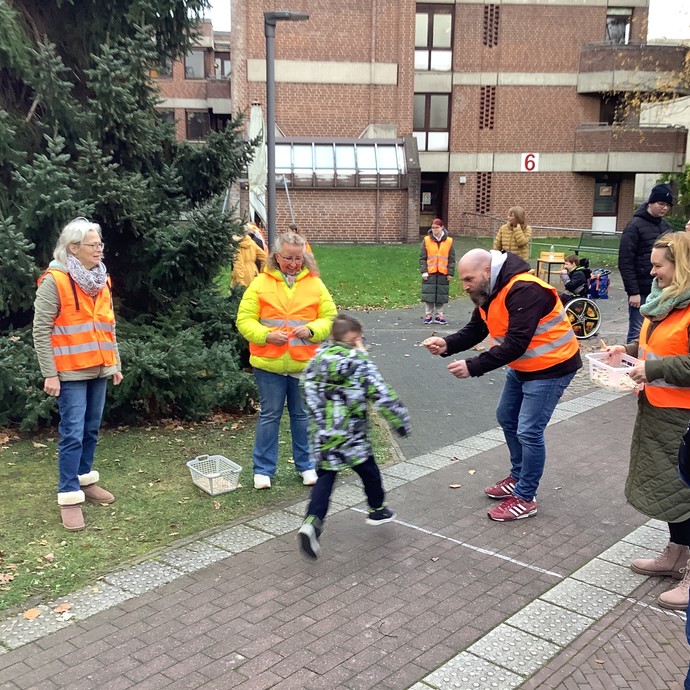 Schüler bei Sponsorenlauf (vergrößerte Bildansicht wird geöffnet)